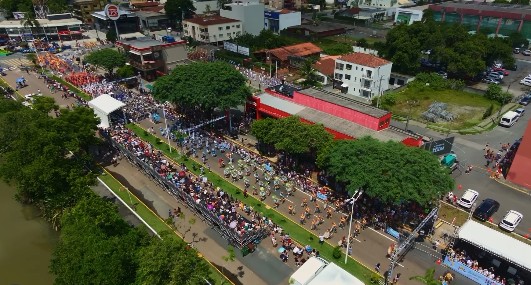Vista da Avenida Beira-Rio no desfile da Príncipes do Samba